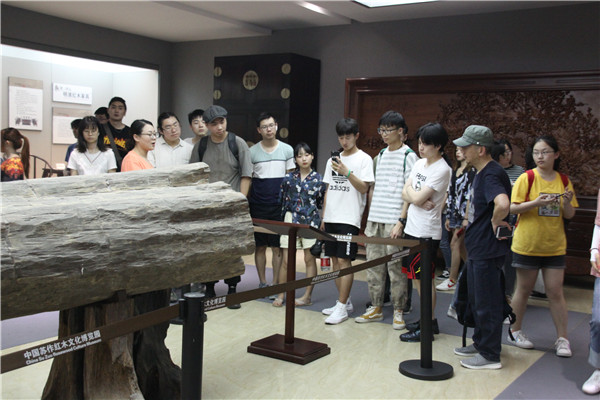 浙江傳媒學(xué)院設(shè)計(jì)藝術(shù)學(xué)院師生蒞臨參觀 浙江傳媒學(xué)院設(shè)計(jì)藝術(shù)學(xué)院師生蒞臨參觀